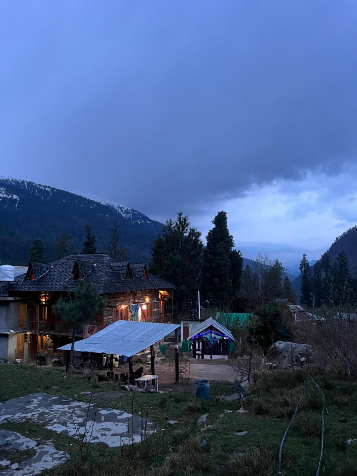 Old Brahma Homestay Kalgha Exterior foto
